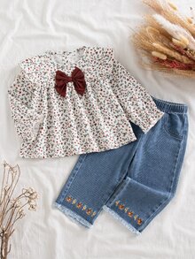 SHEIN Vintaside Kids 2件組幼兒女嬰上衣牛仔褲套裝，可愛白色藍色花卉丹寧長袖圓領寬鬆版型蝴蝶結荷葉邊刺繡公主風套裝 - 卡其色 - 查看 3