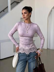 Lavishia 女款優雅秋季淺灰色圓領長袖修身T恤，對比色蕾絲刺繡荷葉邊下擺上衣，百搭秋季上衣 - 淡紫色 - 查看 2