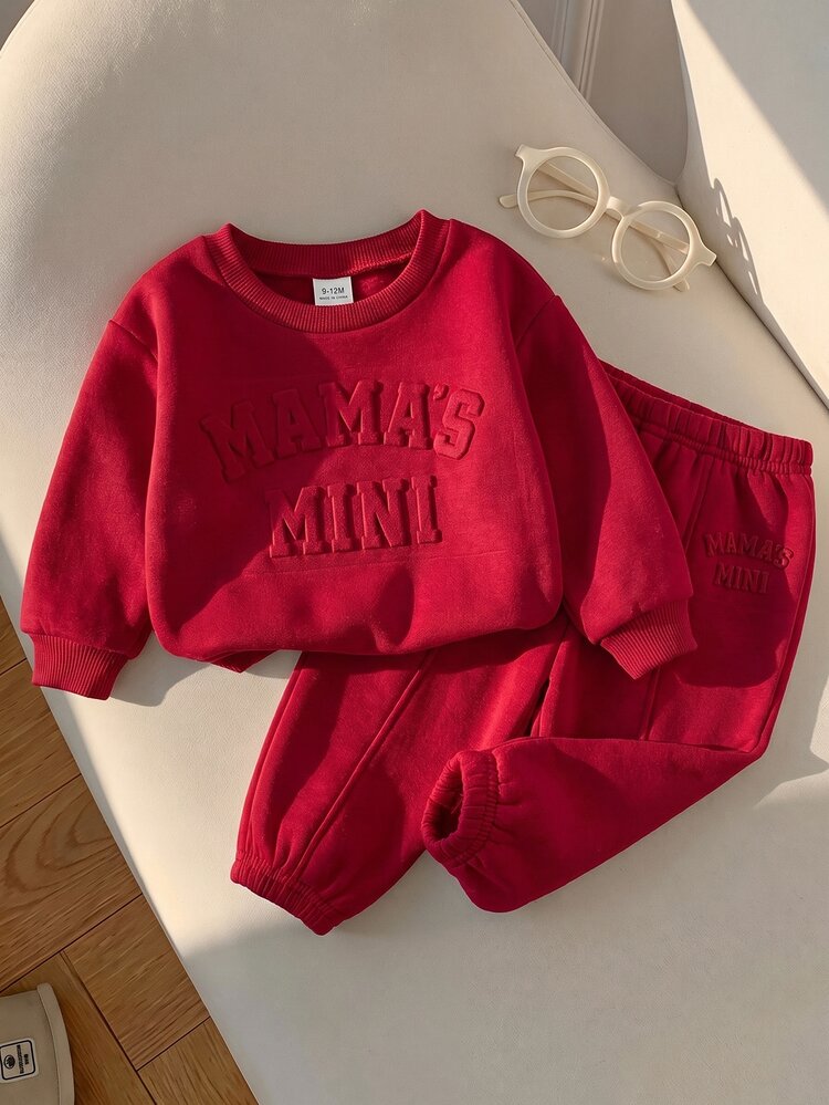 SHEIN Baby Girl Burgundy Letter Embossed Sweatshirt 2 Pieces Set, Body With 3D Embossed MAMA'S MINI Letter Pattern, Matching Same-Color Cuffed Sweatpants With 3D Pleated Lines, Suitable For Daily Wear, Home Leisure, First Birthday Photos, Daily Outings, Autumn/Winter Baby Casual Outfit - Red - View 3