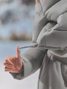 GLOWMODE Après-Ski 緞面羽絨外套，立領設計、可調式下擺與抓絨內裡口袋，秋冬滑雪雪地穿著 - 灰色 - 查看 6