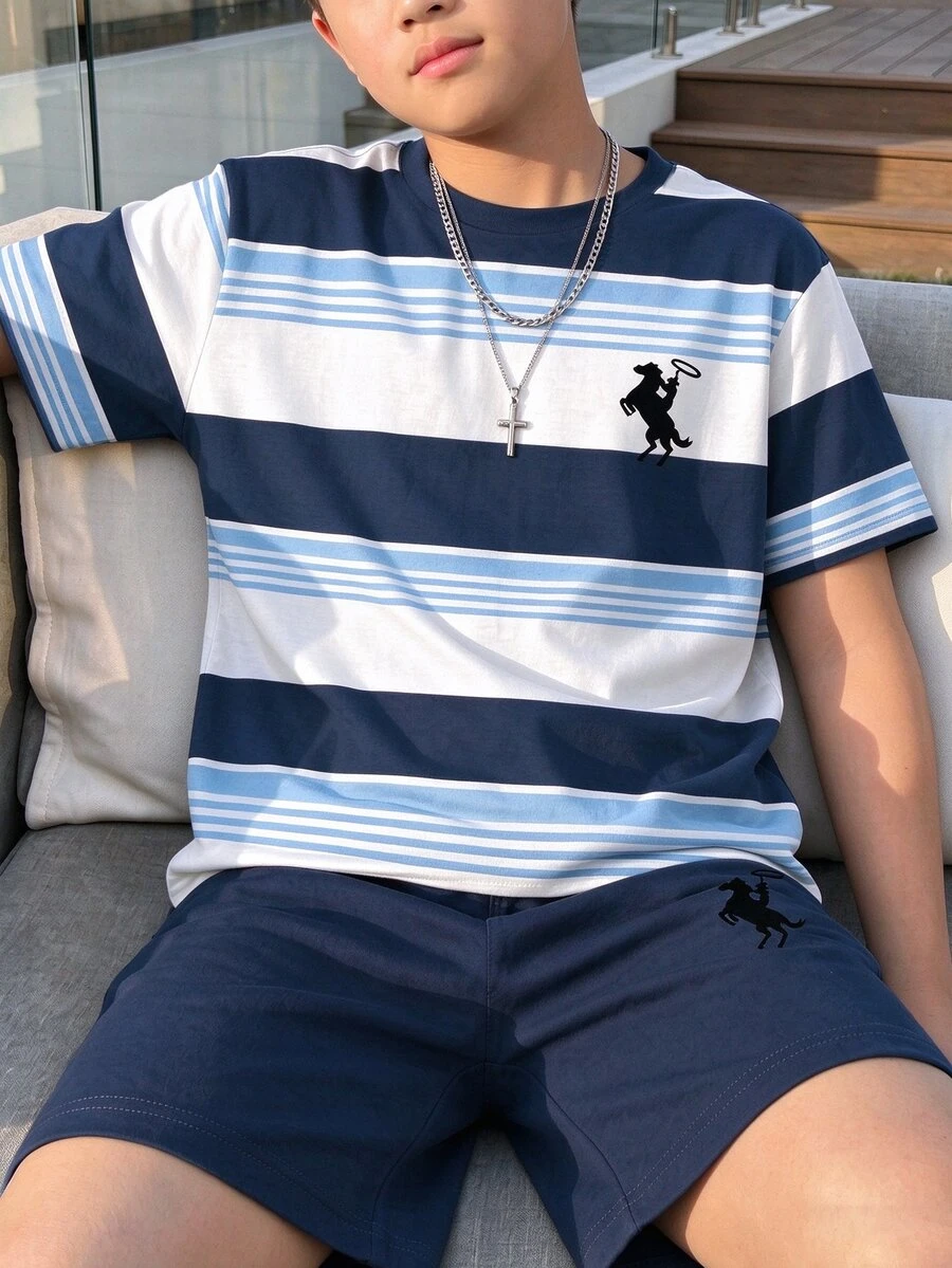 青少年男孩條紋短袖T恤與純色短褲2件式夏季套裝,馬騎圖案學院風休閒套裝 - 彩色 - 查看 1