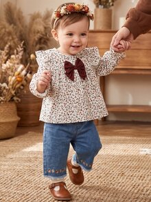 SHEIN Vintaside Kids 2件組幼兒女嬰上衣牛仔褲套裝，可愛白色藍色花卉丹寧長袖圓領寬鬆版型蝴蝶結荷葉邊刺繡公主風套裝 - 卡其色 - 查看 1