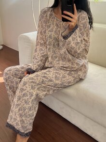 DAZY طقم بيجامة نسائي بقمة برقبة دائرية وأكمام طويلة وبنطال بنقشة زهور صغيرة - كاكي - مشاهدة 10