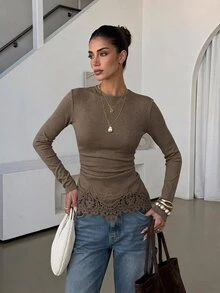 Lavishia 女款優雅秋季淺灰色圓領長袖修身T恤，對比色蕾絲刺繡荷葉邊下擺上衣，百搭秋季上衣 - 咖啡棕 - 查看 2
