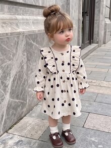 SHEIN Đầm bé gái chập chững chấm bi màu kem đen, phong cách dễ thương ngọt ngào, đính cúc, bèo nhún, tay dài xòe, cổ tròn, dáng vừa vặn, cho tiệc sinh nhật mùa thu, kiểu công chúa ấm áp gân tăm - Đen và trắng - Xem 4