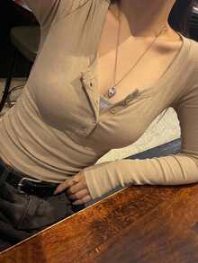 DAZY 女款純色鈕扣開襟長袖修身T恤，春夏秋日常休閒卡其色上衣 - 卡其色 - 查看 2
