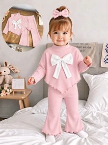 SHEIN 2件組 幼兒女嬰可愛粉白羅紋長袖高領寬鬆上衣與長褲套裝，蝴蝶結荷葉邊喇叭褲，舒適秋季公主風女童假日穿搭 - 粉色 - 查看 3