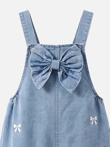 SHEIN 女童牛仔吊帶褲，全新四季款，可愛俏皮，復古中藍色牛仔，胸前3D大蝴蝶結設計搭配白色蝴蝶刺繡，結合雪洗工藝，直筒寬鬆版型，柔軟舒適面料，百搭時尚風格，適合度假、旅行及其他場合，四季女童牛仔 - 中等水洗藍 - 查看 4