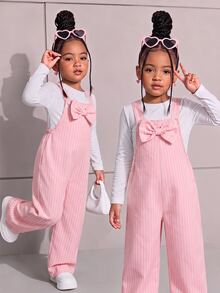 SHEIN 女童牛仔吊帶褲，四季新款，時尚甜美風格，復古牛仔粉色，胸前3D大蝴蝶結設計，白粉對比條紋印花，直筒寬鬆版型，柔軟舒適面料，時尚風格，適合度假、旅行及其他場合，四季新款女童牛仔吊帶褲 - 粉色 - 查看 3