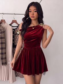 SHEIN 青少年女孩春秋冬季休閒優雅復古酒紅色天鵝絨不對稱肩領口金屬花朵裝飾收腰無袖洋裝，適合聖誕節、新年、派對穿著，紅色洋裝 - 紅色 - 查看 3