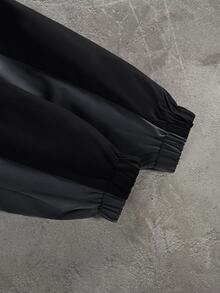 Manfinity Roghcode 男士拼色拼接印花夾克，雙口袋設計，抽繩與彈性下擺 - 黑色 - 查看 4