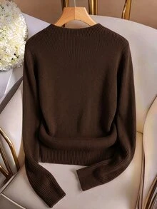 GlowEve CURVE Áo len dệt kim cổ tròn màu đỏ rượu vang phong cách vintage size lớn cho nữ, thiết kế cổ tay cài nút kim loại, dáng ôm tôn dáng, tay dài gân, áo len cổ tròn tối giản mặc lớp cho mùa thu/đông - Cà phê nâu - Xem 2