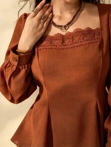 Nubod 大尺碼深棕色修身方領蕾絲拼接優雅1920復古老錢風通勤法式長袖襯衫，適合秋季辦公與晚宴 - 紅木色 - 查看 1