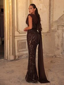 Aureia فستان سهرة ماكسي أنيق فاخر باللون البني القهوي مع تطريز ترتر وتصميم باتشوورك من الشيفون بياقة كول وأكمام رفرفة - قهوة بني - مشاهدة 2