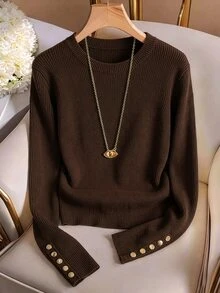 GlowEve CURVE Áo len dệt kim cổ tròn màu đỏ rượu vang phong cách vintage size lớn cho nữ, thiết kế cổ tay cài nút kim loại, dáng ôm tôn dáng, tay dài gân, áo len cổ tròn tối giản mặc lớp cho mùa thu/đông - Cà phê nâu - Xem 3