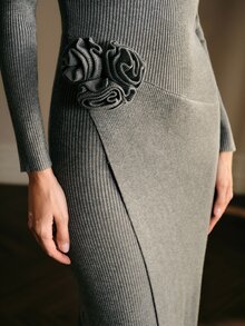 MOTF STUDIO Elegant figursydd stickad klänning för kvinnor med markerad midja och 3D-blomdekoration - Grå - Visa 2