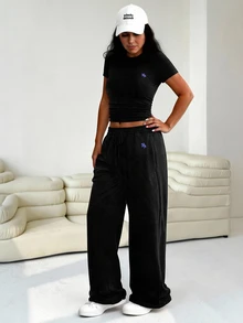 SHEIN EZwear 2件組大尺碼女款灰色刺繡Logo休閒套裝，Sommar健身寬腿運動長褲居家套裝，春夏俱樂部健身沙灘度假兩件式 - 黑色 - 查看 3