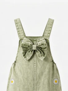 SHEIN 女童牛仔吊帶褲，全新四季款，可愛趣味復古軍綠色牛仔，胸前3D大蝴蝶結設計，雛菊刺繡搭配雪洗效果，直筒寬鬆版型，柔軟舒適面料，百搭時尚風格，適合度假、旅行等多種場合，四季女童牛仔吊帶褲 - 軍綠色 - 查看 4