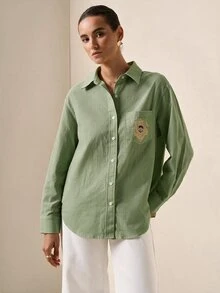 Briarwyn 女款 100% 純棉熊刺繡胸前口袋落肩長袖單排扣襯衫，附胸前徽章，白色襯衫，辦公室百搭 - 軍綠色 - 查看 3