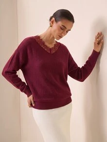 Briarwyn 秋冬優雅法式純色V領蕾絲拼接針織衫，適合早午餐、日間外出與辦公室穿著，奶油白色上衣 - 酒紅色 - 查看 4