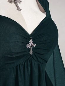 SHEIN ICON 女款大尺碼復古性感時尚千禧風 Y2K 暗黑哥德風 喇叭袖不對稱下擺 銀色金屬十字裝飾 黑色網紗 T-shirt - 墨綠色 - 查看 3