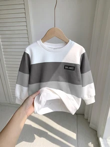 SHEIN 小男孩休閒舒適時尚簡約圓領短袖長褲T恤套裝，經典酷感方格拼接圖案印花，精緻小Logo文字圖案印花，適合秋冬返校季 - 灰色 - 查看 3