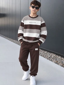 SHEIN 2件組男孩時尚黑色運動衫長褲套裝，圖案印花，街頭風，適合春秋、學校、外出，青少年男孩Sixth Form派對街頭穿搭可愛款 - 棕色 - 查看 1