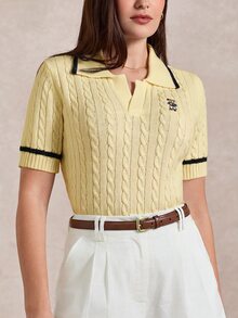 Briarwyn 秋季女款休閒可愛對比飾邊熊刺繡短袖 Polo 領麻花針織上衣，白黑配色，校園返校季老錢風 - Butter Yellow - 查看 3