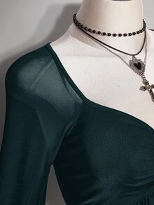 SHEIN ICON 女款大尺碼復古性感時尚千禧風 Y2K 暗黑哥德風 喇叭袖不對稱下擺 銀色金屬十字裝飾 黑色網紗 T-shirt - 墨綠色 - 查看 8