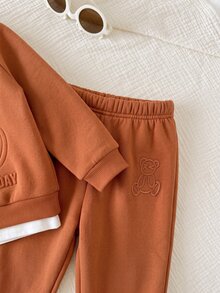 SHEIN 男嬰秋冬熊壓紋衛衣套裝，可愛熊3D壓紋設計，胸前飾有「SMILE EVERY DAY」英文裝飾，搭配同色收口長褲，適合日常穿著、幼兒園、週末出遊、拍照，可於春、秋、冬三季穿著 - 彩色 - 查看 4