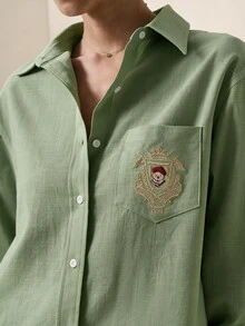 Briarwyn 女款 100% 純棉熊刺繡胸前口袋落肩長袖單排扣襯衫，附胸前徽章，白色襯衫，辦公室百搭 - 軍綠色 - 查看 2