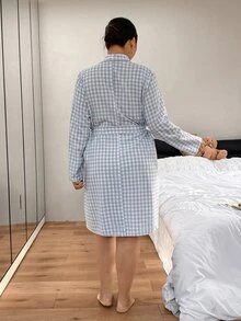 Napfluff CURVE Napfluff CURVE روب نسائي مقاس كبير منسوج بطبعة مربعات مع حواف بألوان متباينة وأكمام طويلة - الأزرق - مشاهدة 2