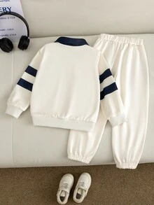 小男孩 2 件組條紋 Polo 領拼色運動衫與長褲套裝 英倫風刺繡馬標誌套頭上衣 白色慢跑褲休閒運動服 - 杏色 - 查看 2