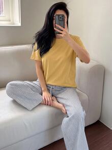 DAZY 簡約T恤與條紋長褲睡衣2件式居家休閒套裝，穿搭套裝 - 黃色 - 查看 7
