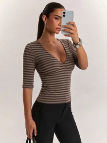 SHEIN BAE 女款半袖上衣，深V領設計，修身顯瘦，摩卡巧克力棕色條紋圖案，現代都市時尚商務女裝辦公穿搭，低調老錢風，優雅知性通勤機場造型，高智感高端老錢風郵輪穿搭，婚禮賓客禮服 - 彩色 - 查看 4