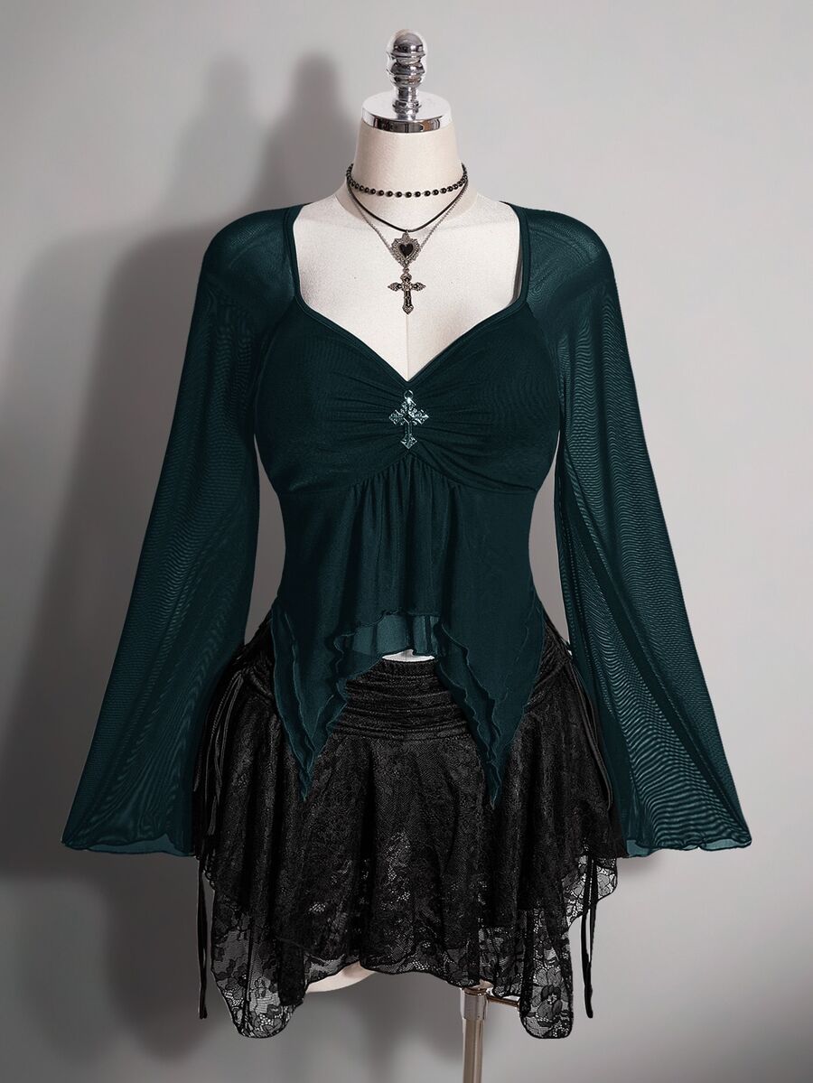 SHEIN ICON 女款大尺碼復古性感時尚千禧風 Y2K 暗黑哥德風 喇叭袖不對稱下擺 銀色金屬十字裝飾 黑色網紗 T-shirt - 墨綠色 - 查看 1
