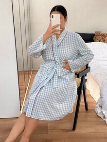 Napfluff CURVE Napfluff CURVE روب نسائي مقاس كبير منسوج بطبعة مربعات مع حواف بألوان متباينة وأكمام طويلة - الأزرق - مشاهدة 6