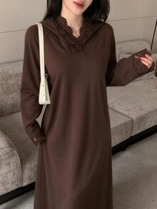 Rue Lumi عباية سويت شيرت مقاس كبير بطبعة زهور ودانتيل وتصميم باتشوورك مع بطانية رأس وأكمام طويلة وقصة فضفاضة وطول طويل - بني - مشاهدة 5