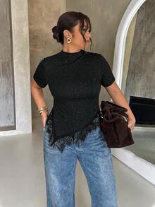 Firerie 大尺碼女款極簡優雅休閒修身 T-shirt 上衣，黑色閃亮面料短袖，收腰設計，不對稱下擺配蕾絲飾邊，適合度假、海灘與休閒外出 - 黑色 - 查看 1