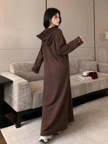 Rue Lumi عباية سويت شيرت مقاس كبير بطبعة زهور ودانتيل وتصميم باتشوورك مع بطانية رأس وأكمام طويلة وقصة فضفاضة وطول طويل - بني - مشاهدة 2