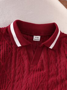 SHEIN 2件組 幼兒男童 Polo 衫 + 短褲 學院風 深紅色 粗針編織鏤空菱格條紋 短袖翻領 標準版型 海灘夏季復古經典時尚 - 酒紅色 - 查看 4