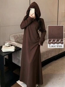 Rue Lumi عباية سويت شيرت مقاس كبير بطبعة زهور ودانتيل وتصميم باتشوورك مع بطانية رأس وأكمام طويلة وقصة فضفاضة وطول طويل - بني - مشاهدة 1