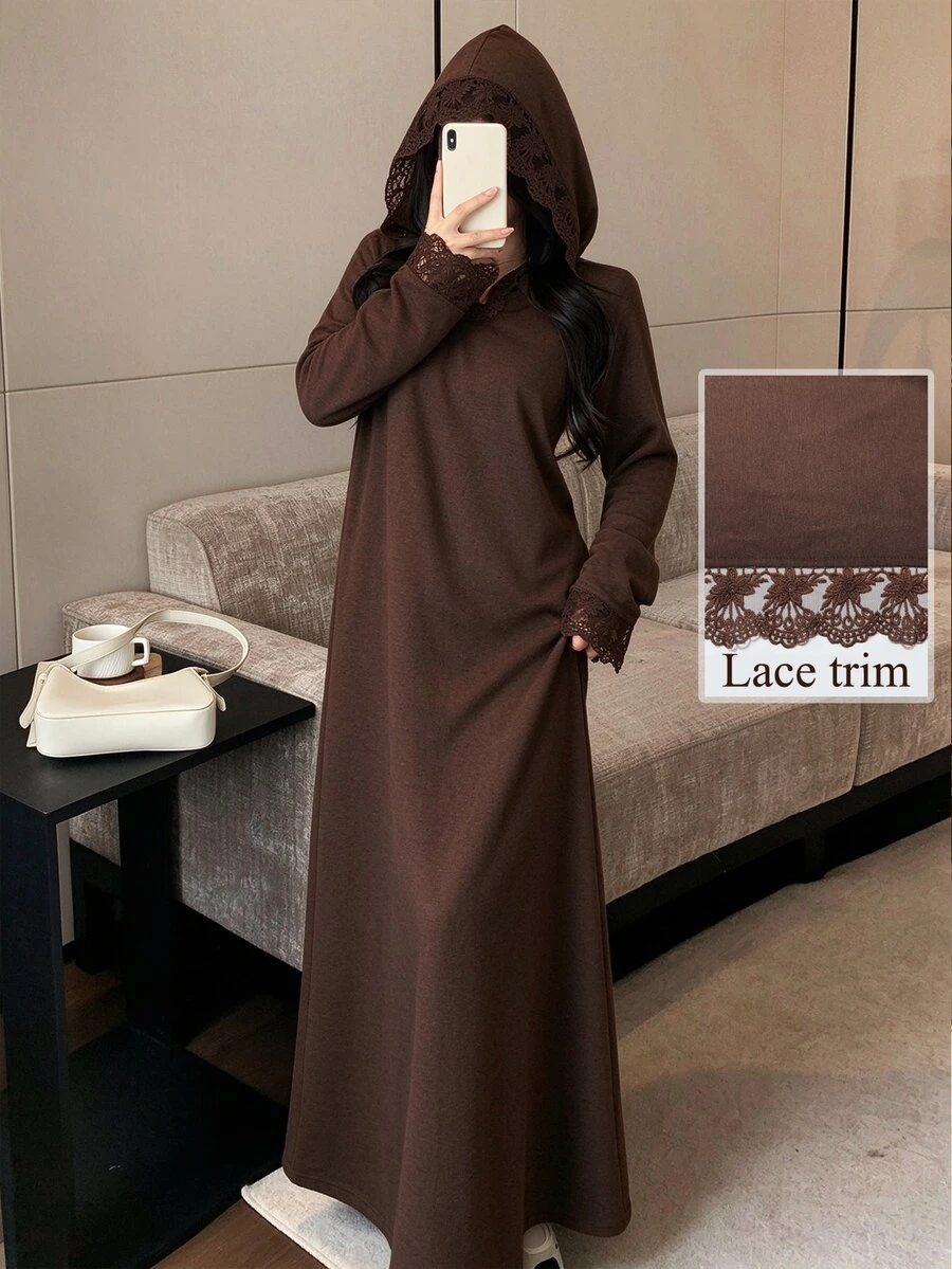 Rue Lumi عباية سويت شيرت مقاس كبير بطبعة زهور ودانتيل وتصميم باتشوورك مع بطانية رأس وأكمام طويلة وقصة فضفاضة وطول طويل - بني - مشاهدة 1