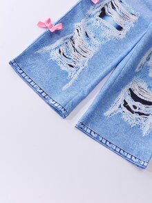女童牛仔風破洞寬腿褲，大膝蓋破洞、毛邊褲腳、流蘇與印花設計，側面飾有個性化粉色布料蝴蝶結，甜酷混搭少女風，適合春秋穿著，日常出遊百搭 - 藍色 - 查看 8