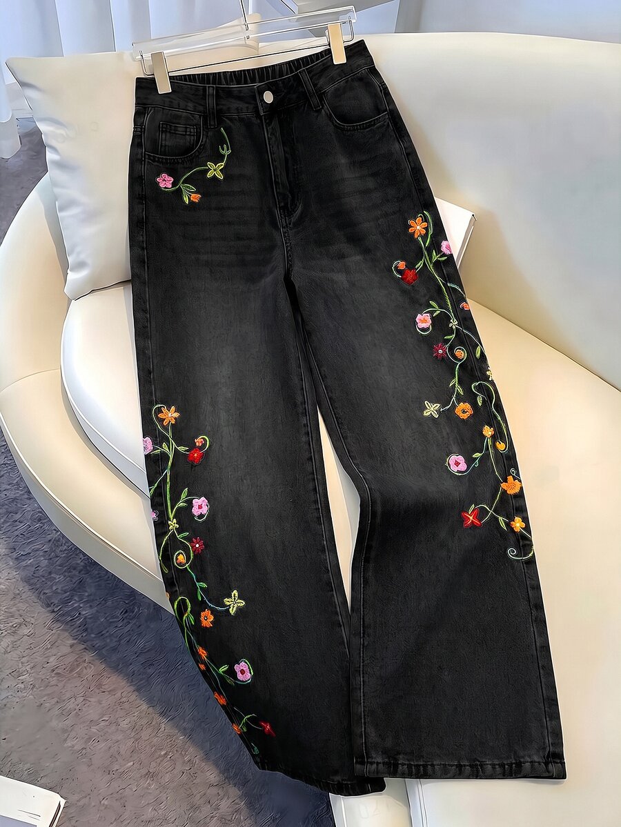 GlowEve CURVE 大尺碼女款休閒日常牛仔褲,附口袋、鈕扣與花卉刺繡圖案 - 黑色 - 查看 1