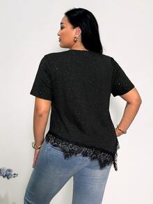 Firerie 大尺碼女款極簡優雅休閒修身 T-shirt 上衣，黑色閃亮面料短袖，收腰設計，不對稱下擺配蕾絲飾邊，適合度假、海灘與休閒外出 - 黑色 - 查看 2