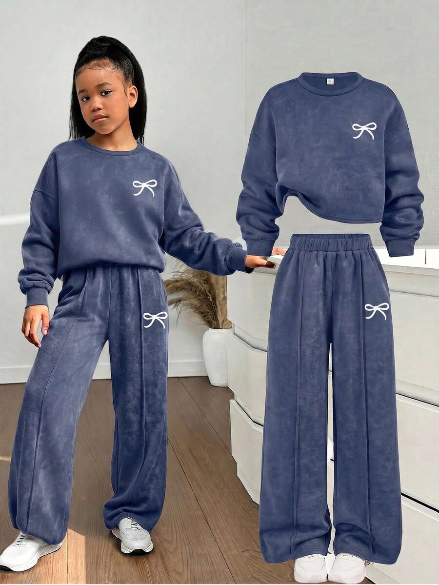 SHEIN 兒童青少年女孩秋冬休閒街頭風雪花蝴蝶結印花寬鬆圓領長袖套頭衛衣與百褶寬腿運動褲套裝,2件套,海軍藍 - 霧霾藍 - 查看 1