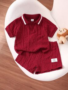 SHEIN 2件組 幼兒男童 Polo 衫 + 短褲 學院風 深紅色 粗針編織鏤空菱格條紋 短袖翻領 標準版型 海灘夏季復古經典時尚 - 酒紅色 - 查看 3