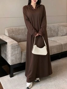 Rue Lumi عباية سويت شيرت مقاس كبير بطبعة زهور ودانتيل وتصميم باتشوورك مع بطانية رأس وأكمام طويلة وقصة فضفاضة وطول طويل - بني - مشاهدة 7