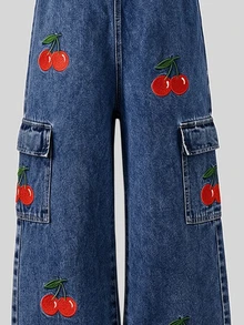 SHEIN 女童牛仔吊帶褲，全新Y2K風格，復古中藍色牛仔布，前側貼袋搭配紅色櫻桃刺繡，直筒寬鬆版型，柔軟舒適面料，百搭時尚日常穿搭，適合度假、旅行等多種場合，四季皆宜 - 中等水洗藍 - 查看 4